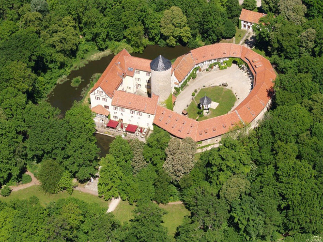FCR Immobilien AG verkauft Hotelimmobilie Wasserschloss Westerburg, 8 verkaufte Objekte in 2020
